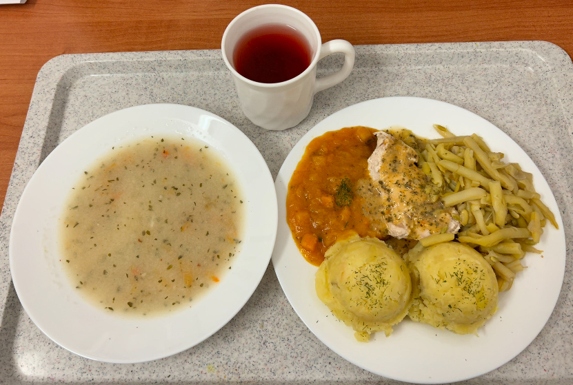 Na zdjęciu: Grysikowa, Ziemniaki z tłuszczem, Mięso drobiowe gotowane z udźca kurczaka, Sos bazyliowy, Fasolka szparagowa z wody, Dynia duszona z olejem, Kompot owocowy